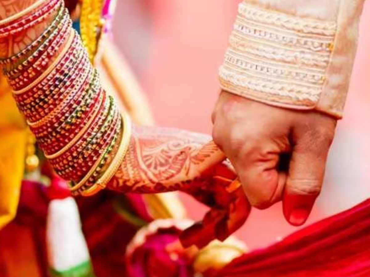 शादी से पहले दूल्हा-दुल्हन को क्यों लगाई जाती है हल्दी? क्या है मंडप में बैठने का नियम? यहां जानिये हर डिटेल