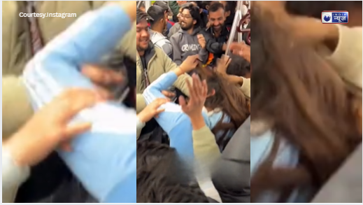 Delhi Metro Video: सीट के लिए भिड़ गई दो लड़कियां, बाल पकड़कर एक दूसरे को पीटा, लड़ाई देख यात्रियों ने लिए मजे!