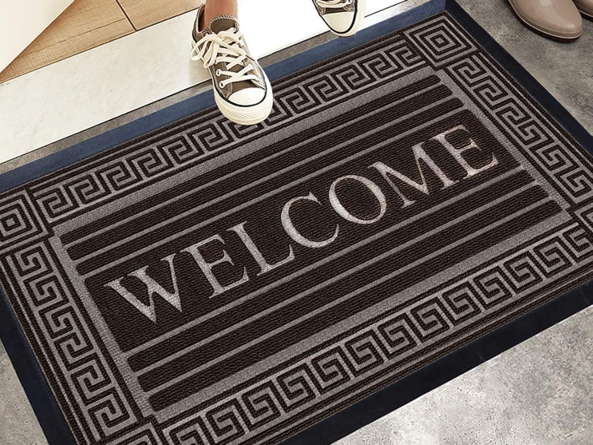 Vastu Warning: क्या ‘Welcome’ लिखा डोरमैट बुला रहा है नेगेटिव एनर्जी? जानें सही उपाय