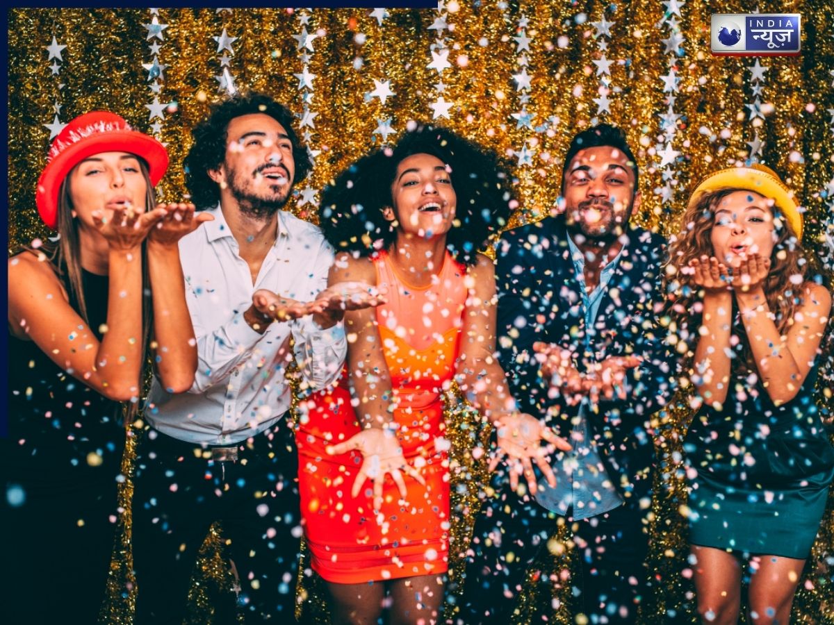 New Year 2026 Party Ideas: नए साल के मौके पर कम बजट में ऐसे करें पार्टी, घर पर ही दोस्तों के साथ करें एंजॉय