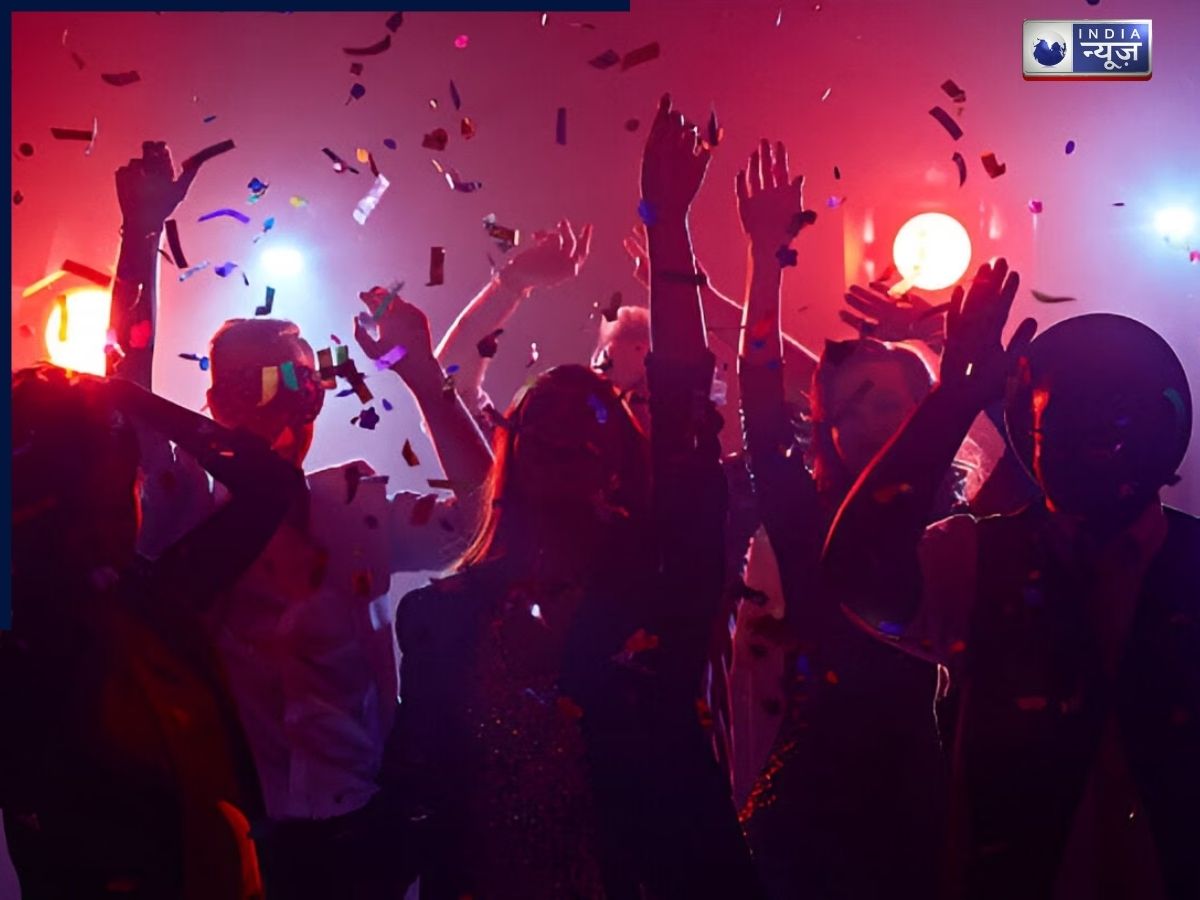 New Year Party Songs 2026: इन गानों के बिना अधूरा है नए साल का जश्न, अपनी प्लेलिस्ट में शामिल करें ये गाने
