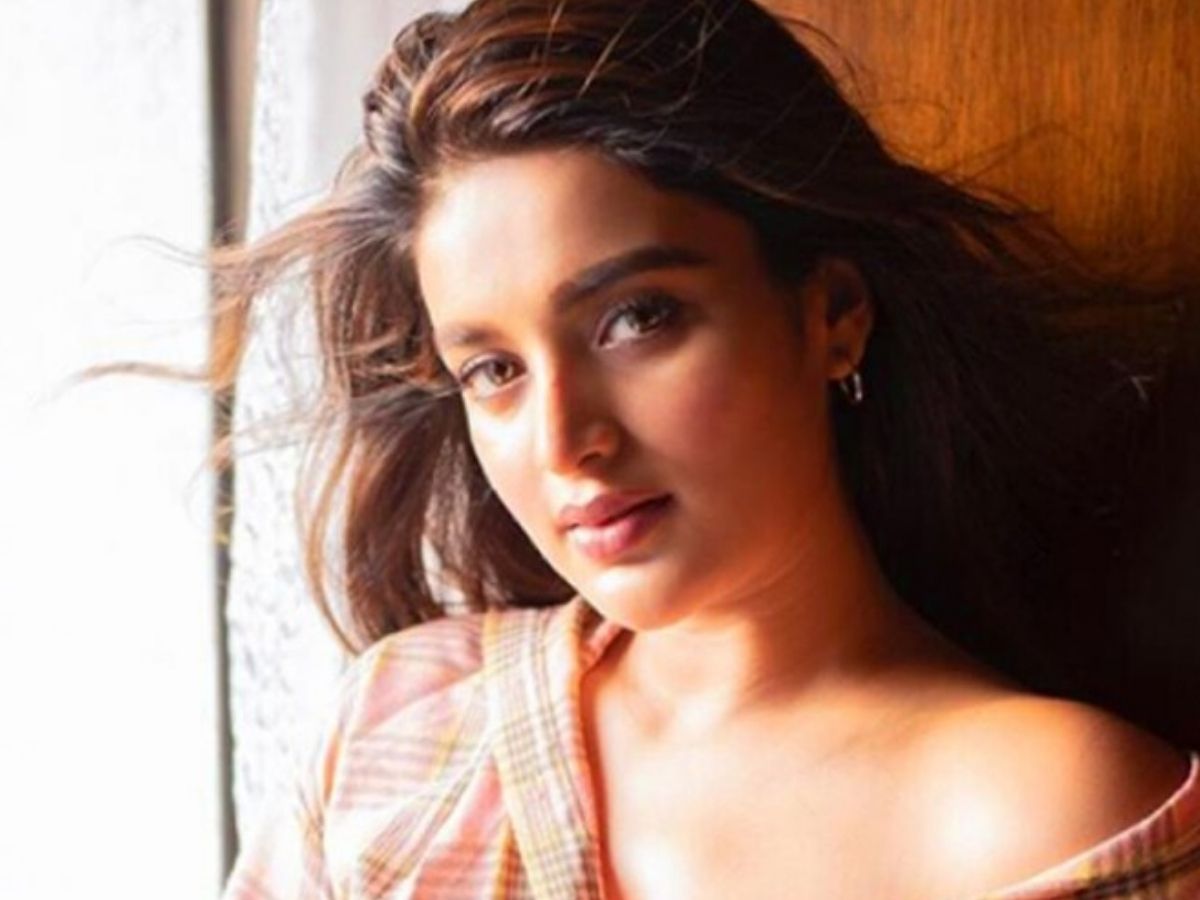 Nidhi Agarwal के 31 सेकेंड के वीडियो ने सोशल मीडिया पर मचाया तहलका, भीड़ की करतूत जिसने भी देखी रह गया हैरान