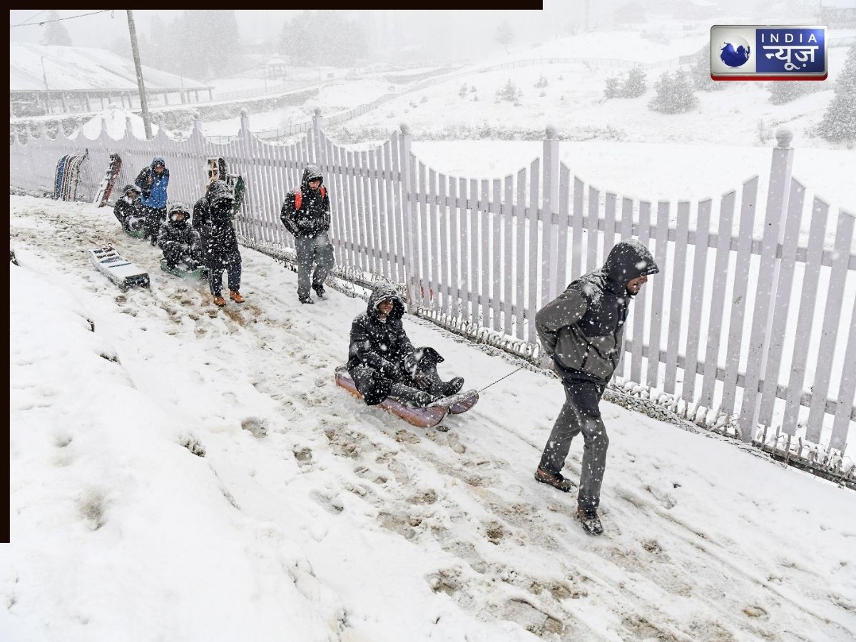 tourism sector in Kashmir was eagerly awaiting Kashmir snowfall. - Photo Gallery