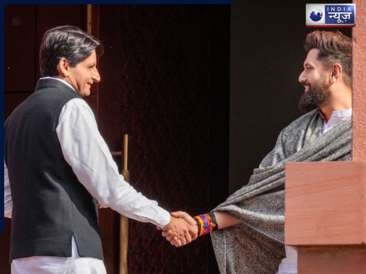 Chirag Paswan and Deepender Hooda shook hands warmly. - Photo Gallery