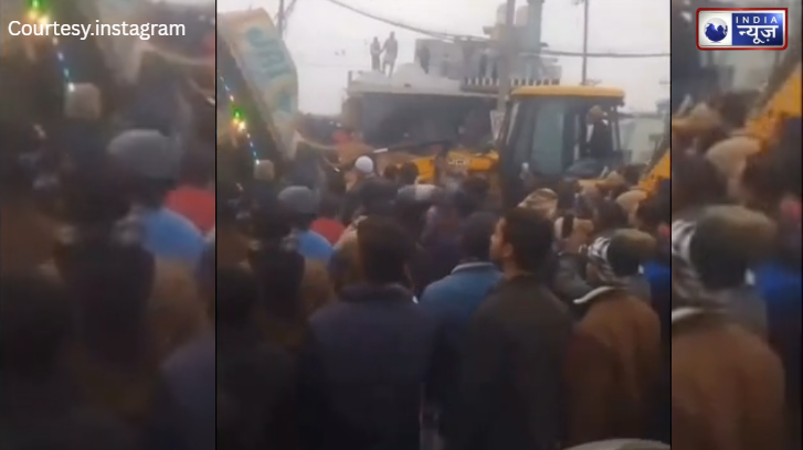 Rampur में भीषण हादसा! लकड़ी के हस्क से लदा ट्रक पलटा, बिजली विभाग के ड्राइवर की मौके पर दर्दनाक मौत