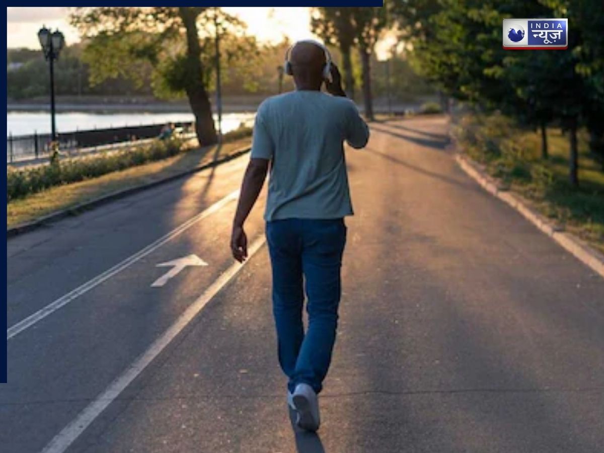 Social Media पर वायरल हो रहा रेट्रो वॉकिंग, चिकित्सक क्यों कह रहे हो जाएं सावधान?