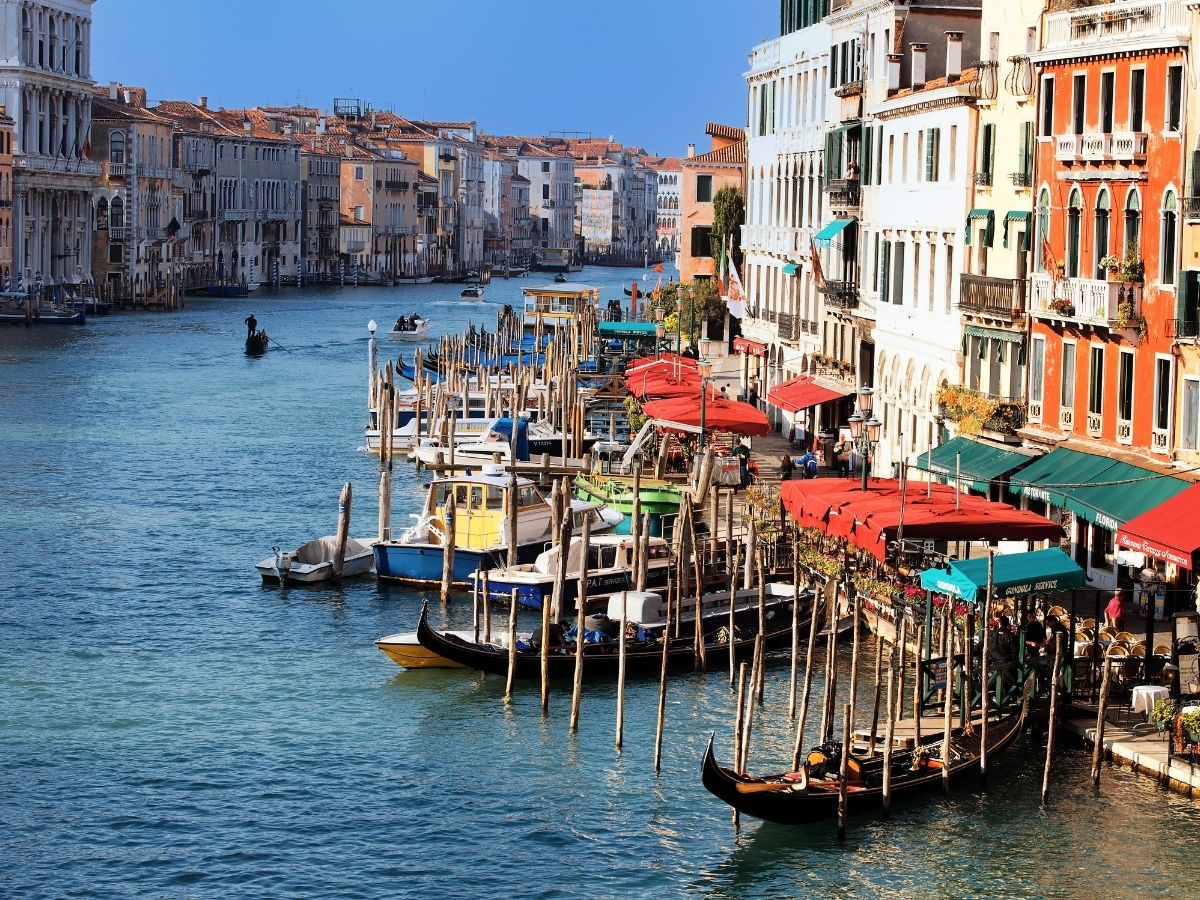 2026 में घूमने का प्लान बना रहे हैं? ये 7 देश अपनी खूबसूरती से आपको कर देंगे हैरान - Gallery Image