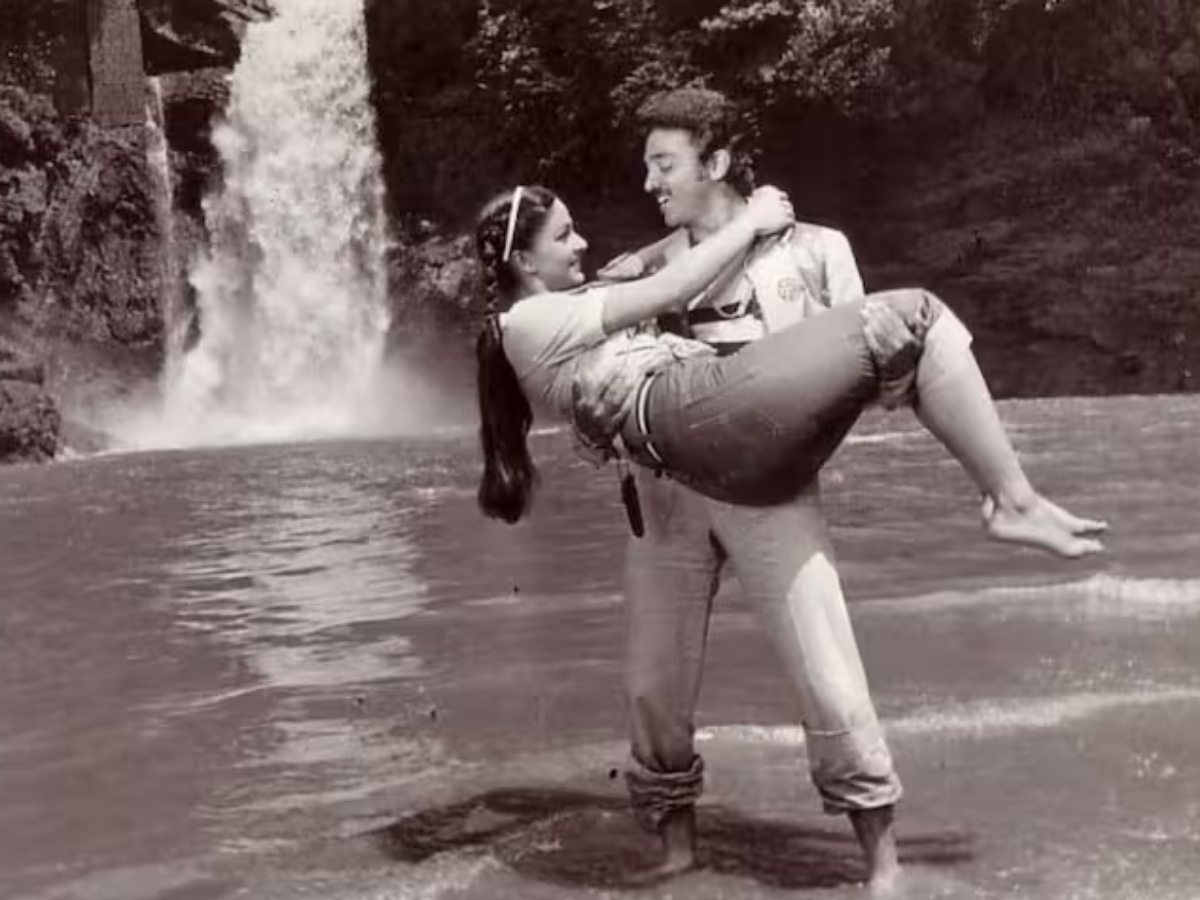 Rati Agnihotri film "Ek Duje Ke Liye" created history - Photo Gallery