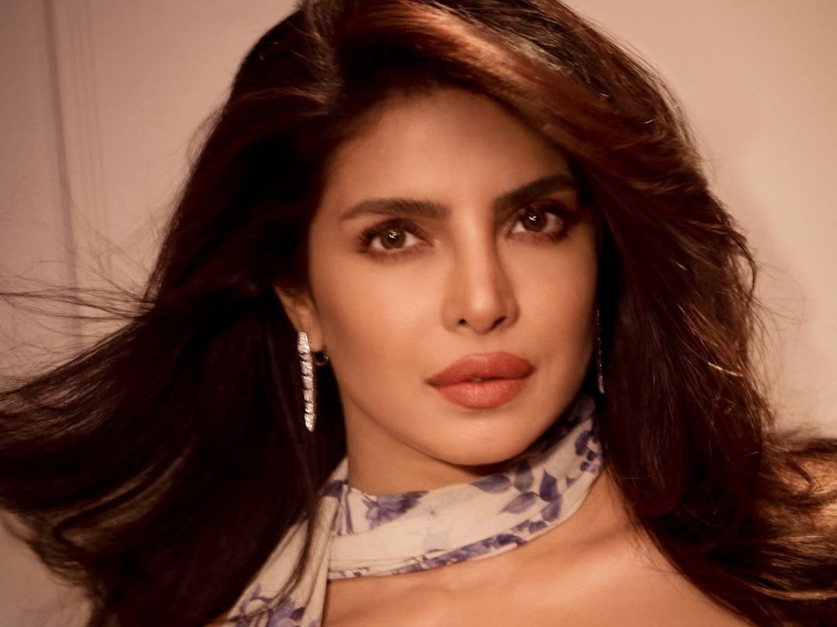 शाहरुख खान से लेकर तब्बू तक: जब बड़े सितारों ने लीक से हटकर निभाए यादगार निगेटिव रोल, फैन्स हुए फिदा! - Gallery Image