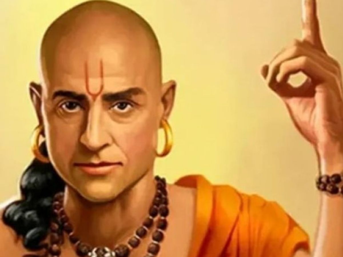 Chanakya Niti: इन 4 जगहों पर समय बिताना बन सकता है आपकी असफलता की वजह