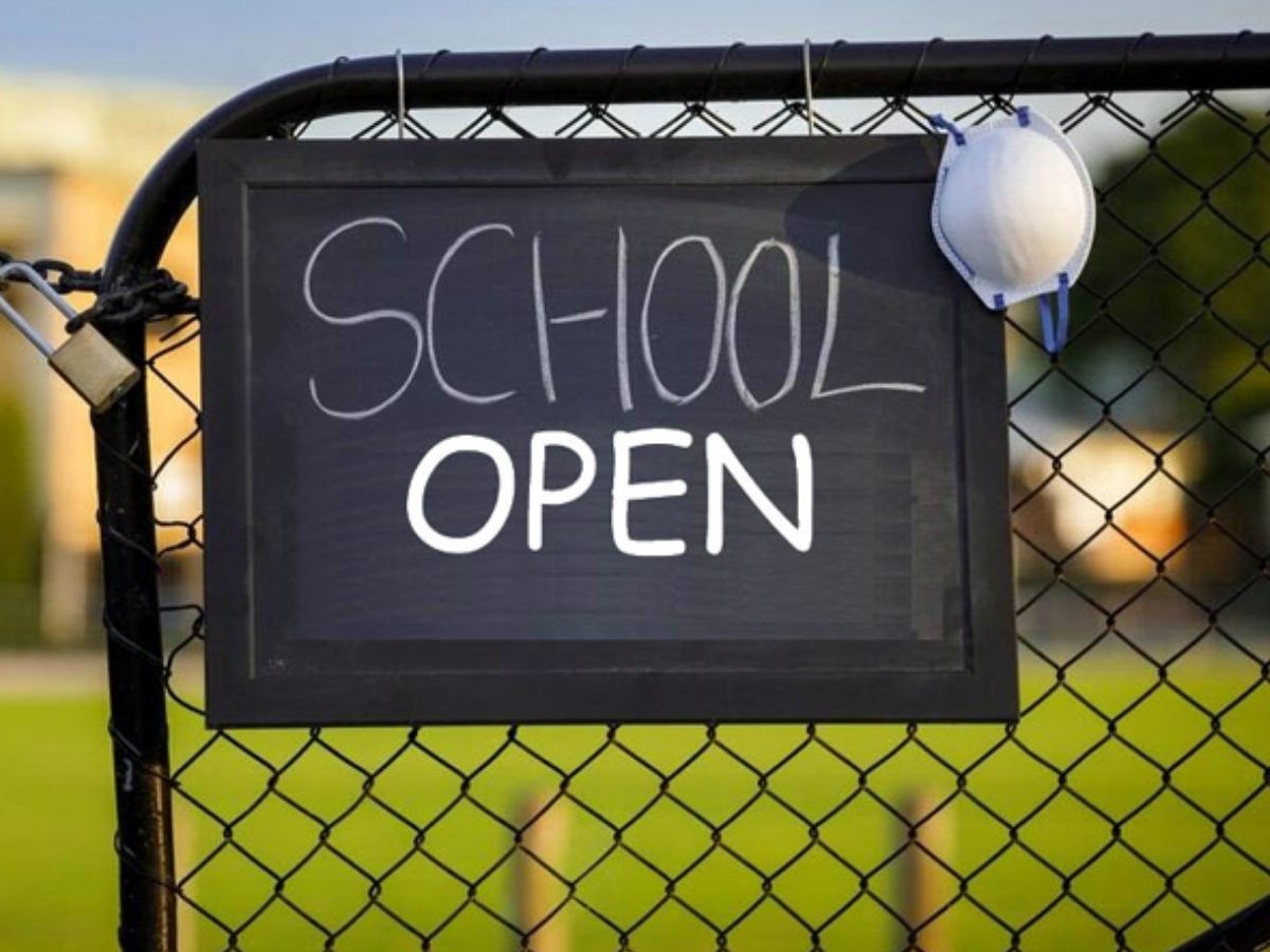 UP School Timing : यूपी के कई जिलों में बदला गया स्कूलों के खुलने का टाइमिंग, फटाफट करें नोट; जान लें वजह भी