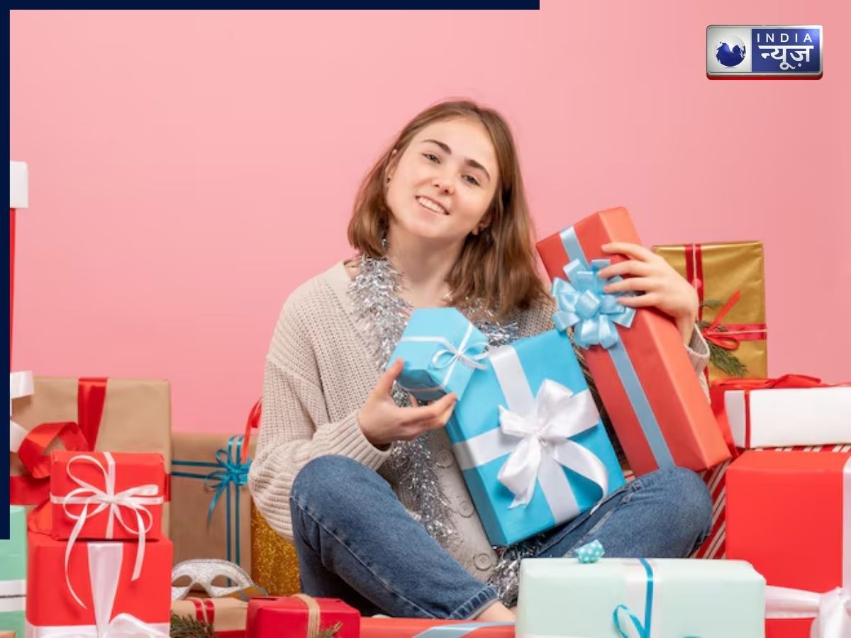 क्रिसमस पर गर्लफ्रेंड को क्या गिफ्ट दें? पर्सनैलिटी के हिसाब से देंगे गिफ्ट तो खुशी से झूम जाएंगी प्रेमिका