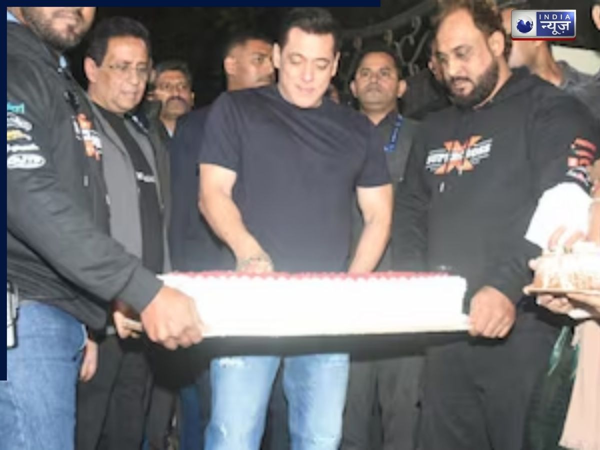 Salman Khan cut cake - Photo Gallery