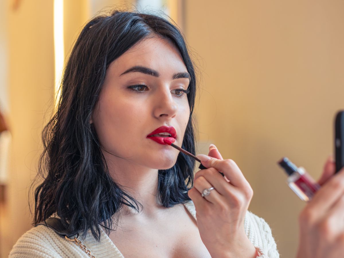 अपनी त्वचा के रंग के लिए सही लिपस्टिक शेड कैसे चुनें