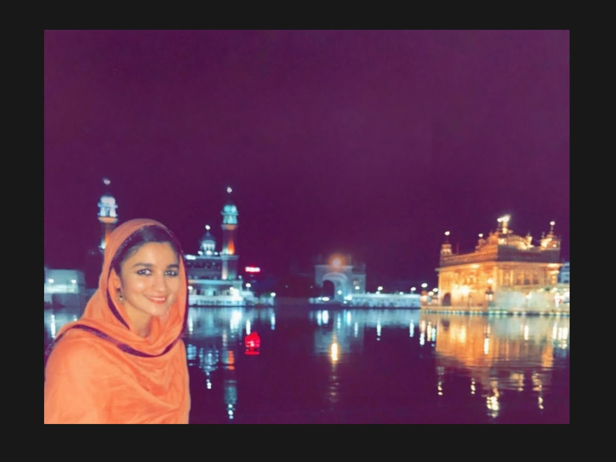 Alia Bhatt spends some relaxing time at the Golden Temple in Amritsar - Photo Gallery
