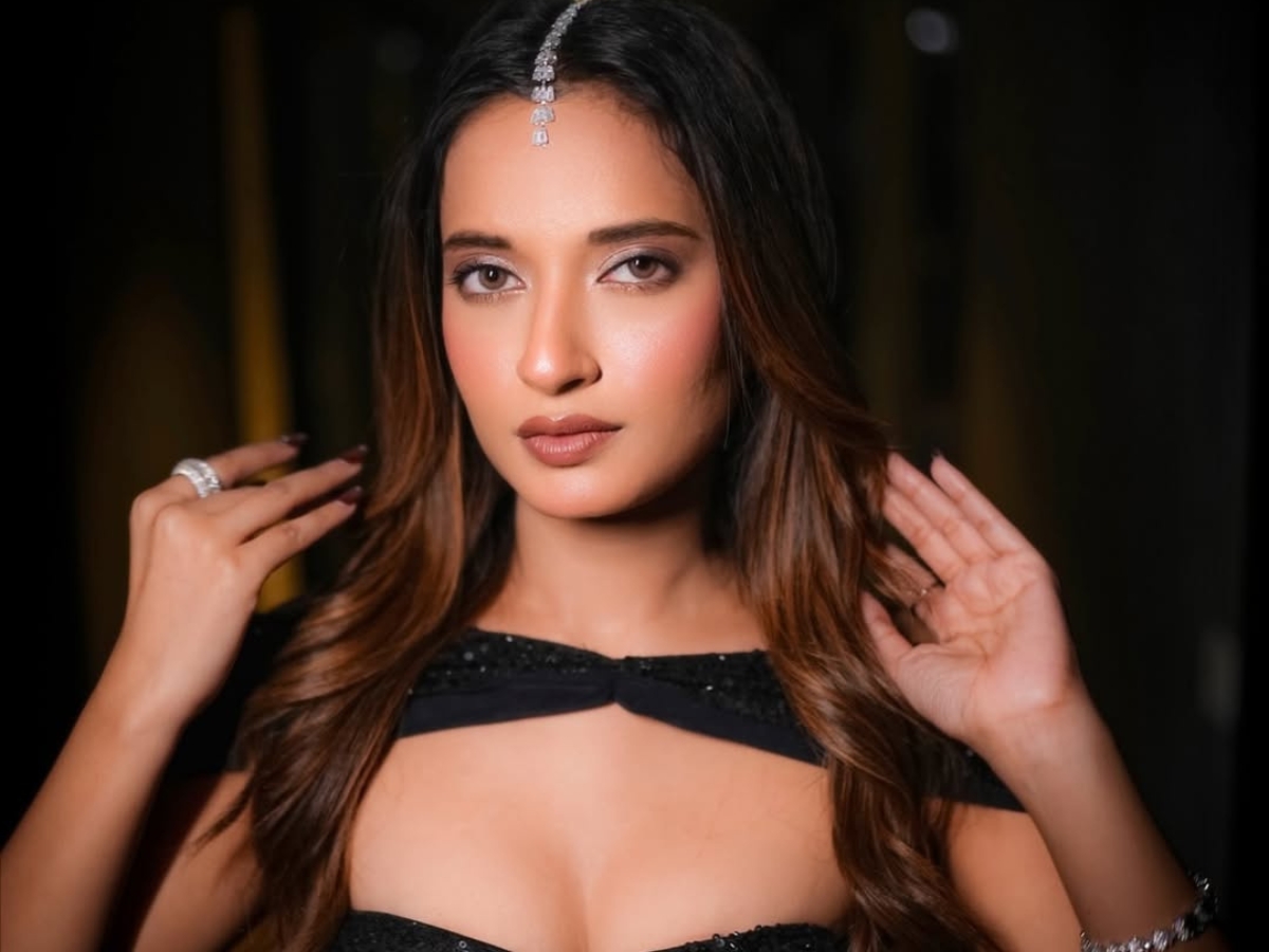 Extremely bold pictures of Komal Singh - Photo Gallery