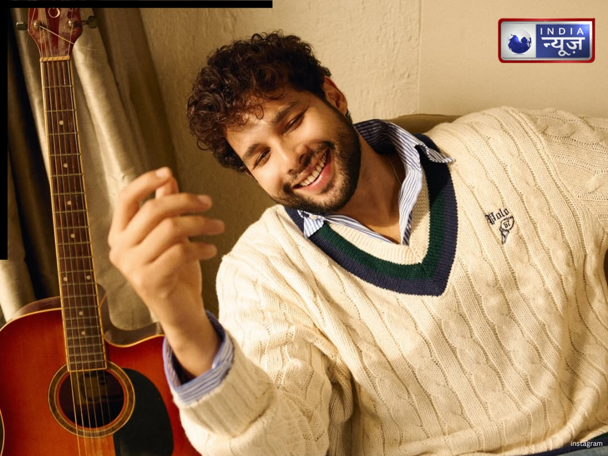 Mrunal Thakur's relationship with Siddhant Chaturvedi - Photo Gallery