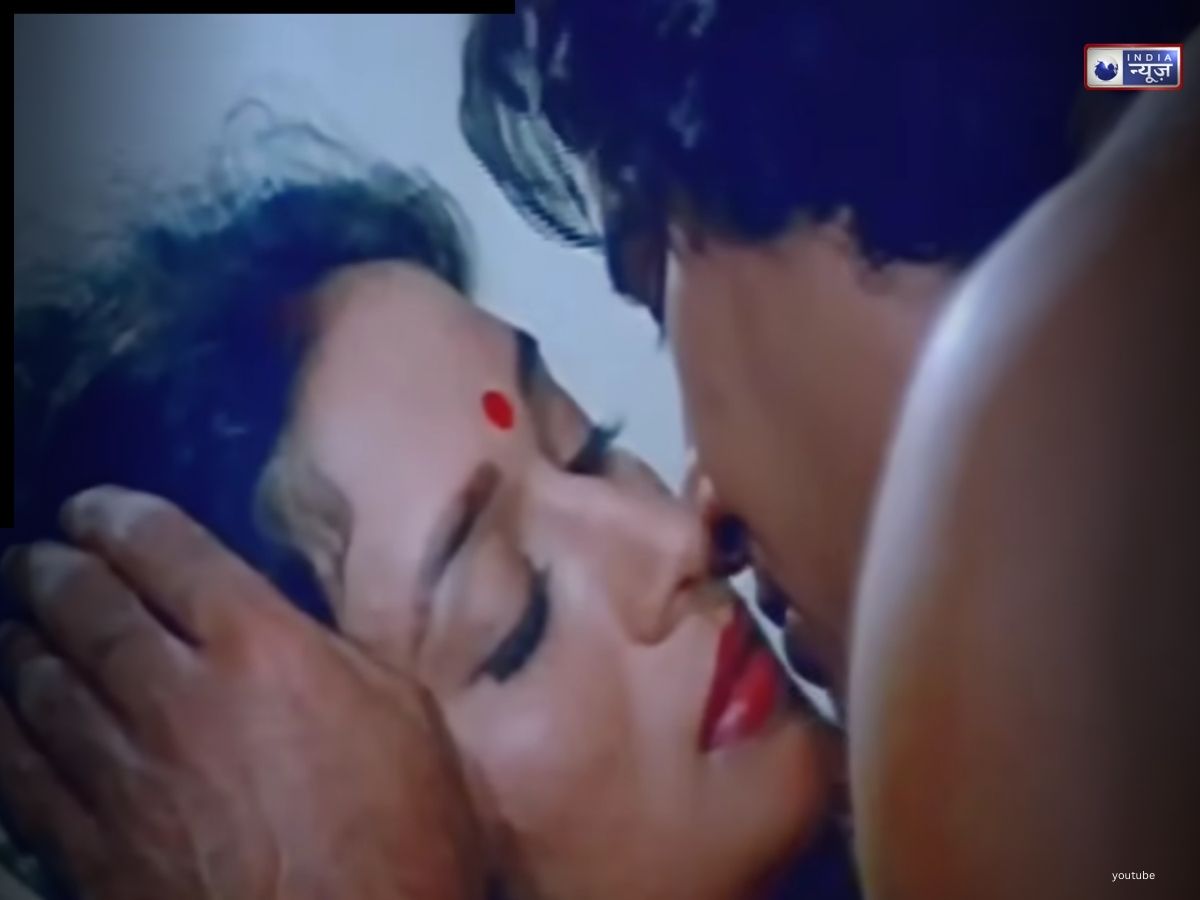 Vinod Khanna lost control while kissing Madhuri Dixit - Photo Gallery