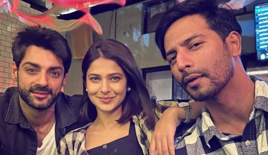 A status above love - Photo Gallery