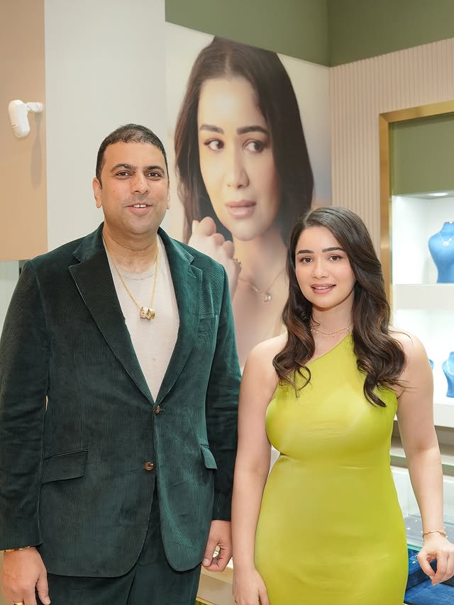 सचिन तेंदुलकर की लाडली सारा का एलिगेंट लुक, स्लिट ड्रेस में देख आप भी हार बैठेंगे दिल, देखें वायरल फोटोज - Gallery Image