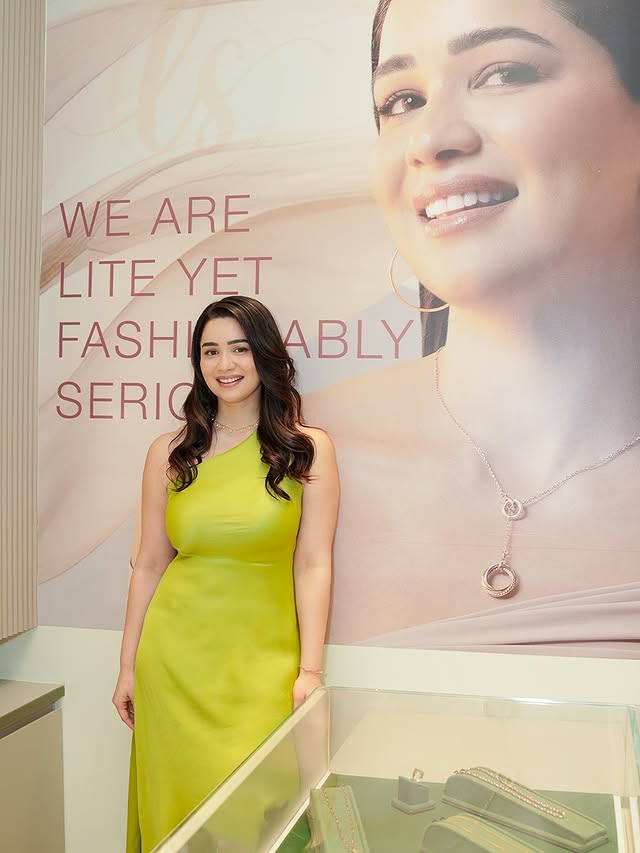 सचिन तेंदुलकर की लाडली सारा का एलिगेंट लुक, स्लिट ड्रेस में देख आप भी हार बैठेंगे दिल, देखें वायरल फोटोज - Gallery Image