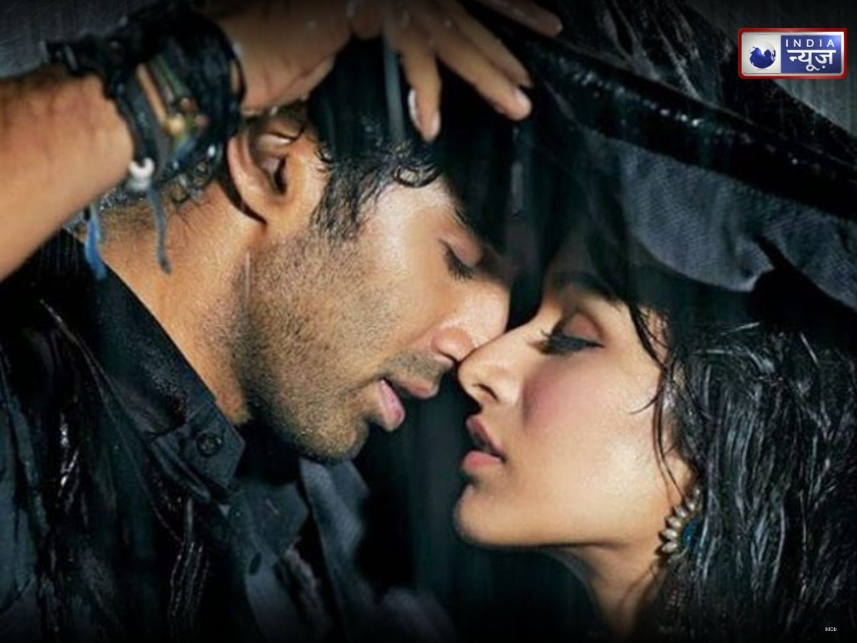 Aditya Roy Kapur and Shraddha Kapoor's romantic kissing scene in the rain in Aashiqui 2 - Photo Gallery