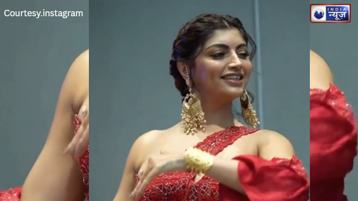 इंडो-वेस्टर्न वाइब्स में Akanksha Puri का जलवा, रेड कलर के इस ड्रेस में एक्ट्रेस ने सबको दी को मात!