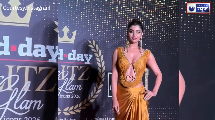 Akanksha Puri का ये खतरनाक फैशन, अपनी ड्रेस पर लटकाया सोने का सांप, इंटरनेट पर मचा तहलका!