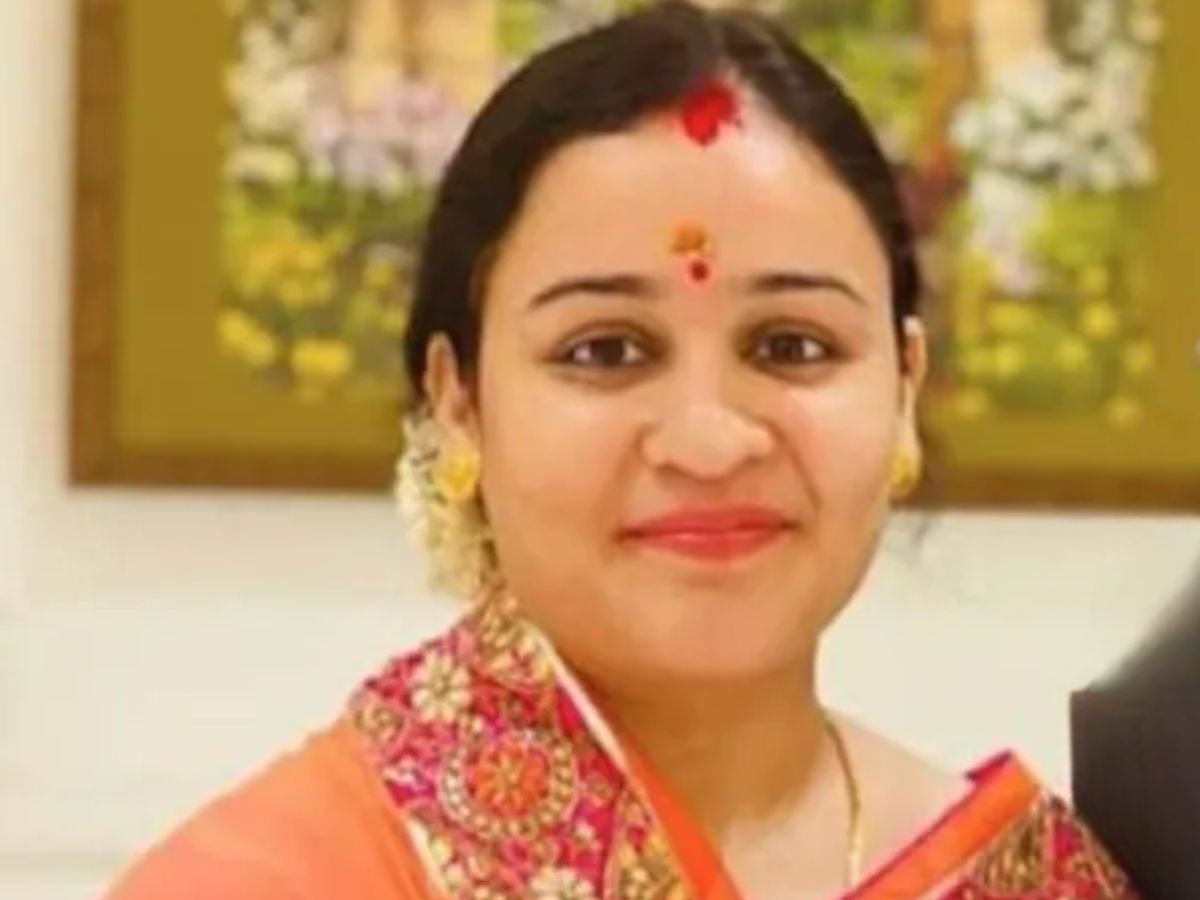 Aparna Yadav: स्टेटमेंट ज्वैलरी, क्लासी साड़ी-सूट में मॉडर्न लुक… अपर्णा यादव की कुछ ऐसी है लग्जरी लाइफ, देखें फोटोज - Gallery Image