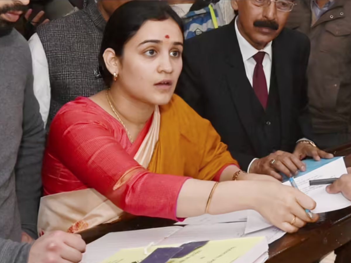 Aparna Yadav: स्टेटमेंट ज्वैलरी, क्लासी साड़ी-सूट में मॉडर्न लुक… अपर्णा यादव की कुछ ऐसी है लग्जरी लाइफ, देखें फोटोज - Gallery Image