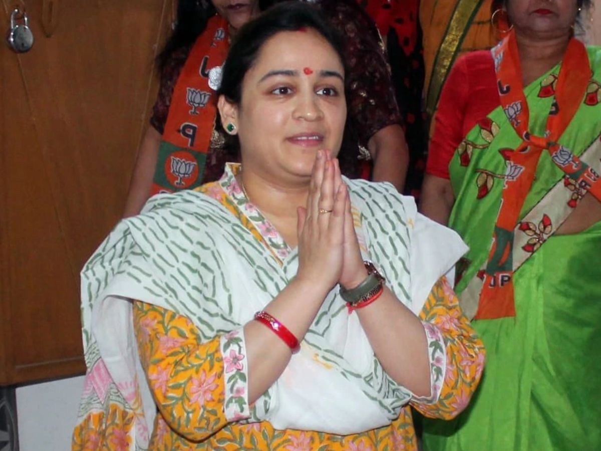 Aparna Yadav: स्टेटमेंट ज्वैलरी, क्लासी साड़ी-सूट में मॉडर्न लुक… अपर्णा यादव की कुछ ऐसी है लग्जरी लाइफ, देखें फोटोज - Gallery Image