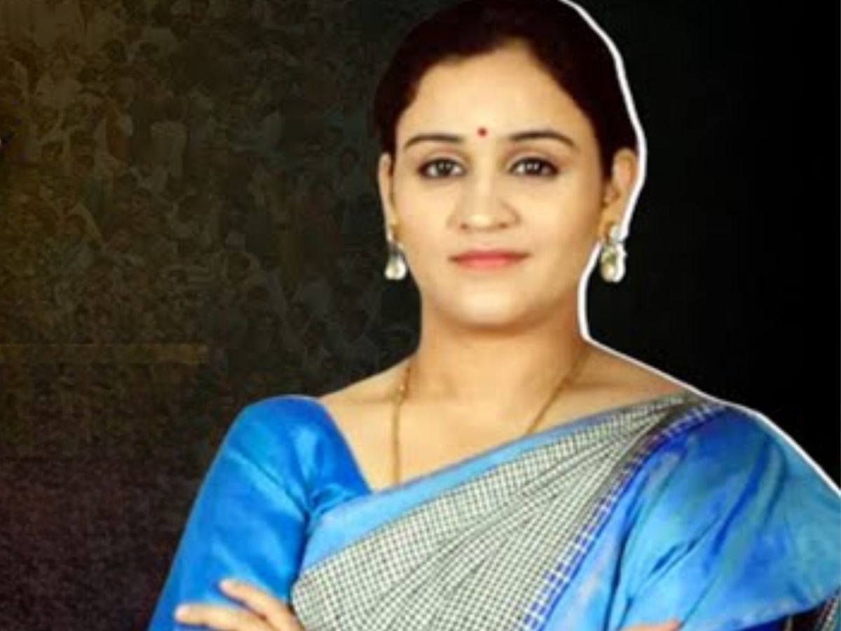 Aparna Yadav: स्टेटमेंट ज्वैलरी, क्लासी साड़ी-सूट में मॉडर्न लुक… अपर्णा यादव की कुछ ऐसी है लग्जरी लाइफ, देखें फोटोज - Gallery Image