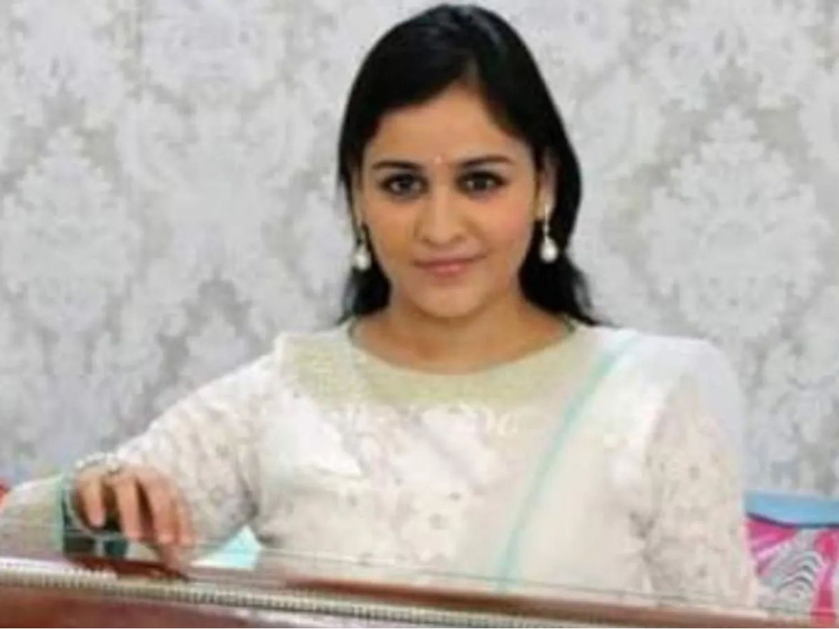 Aparna Yadav: स्टेटमेंट ज्वैलरी, क्लासी साड़ी-सूट में मॉडर्न लुक… अपर्णा यादव की कुछ ऐसी है लग्जरी लाइफ, देखें फोटोज - Gallery Image