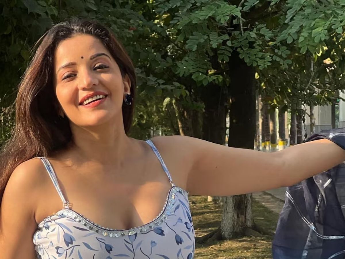 Monalisa Dazzles Fans with Her Glamorous Saree Look - Photo Gallery