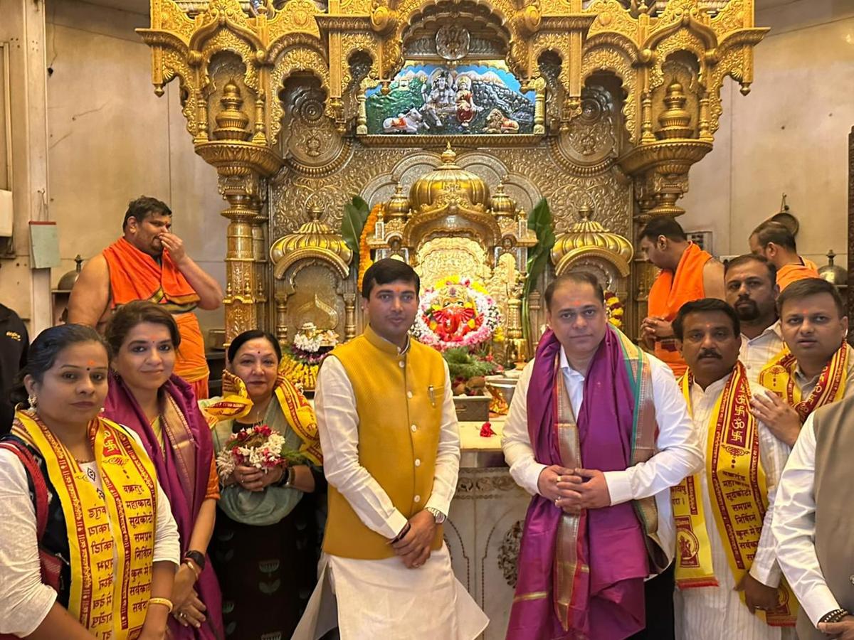BJPShiv Sena leaders visit Siddhivinayak temple