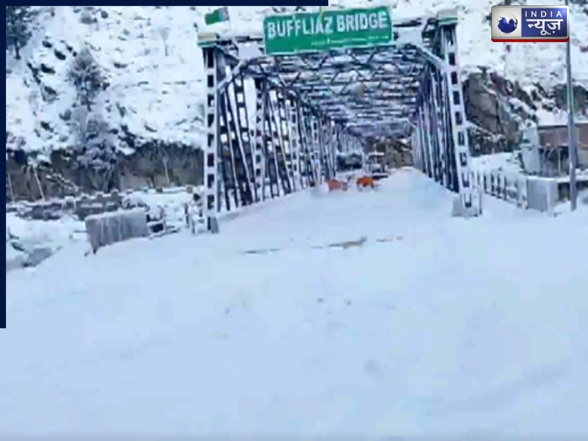 भारी बर्फबारी से जनजीवन अस्त-व्यस्त, मुगल रोड और जोजिला पास पर बर्फ हटाने का काम जारी