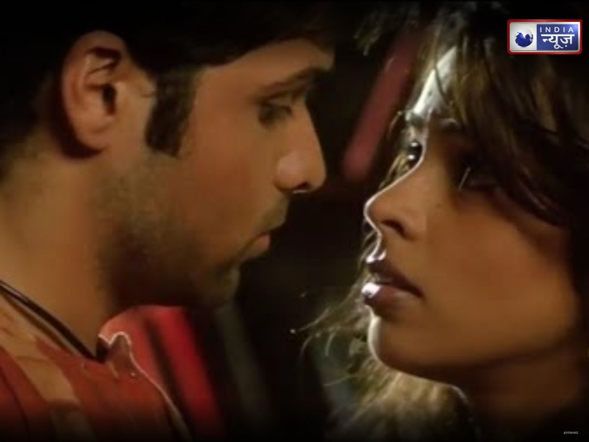 Emraan Hashmi and Mallika Sherawat's romantic scene in Murder - Photo Gallery