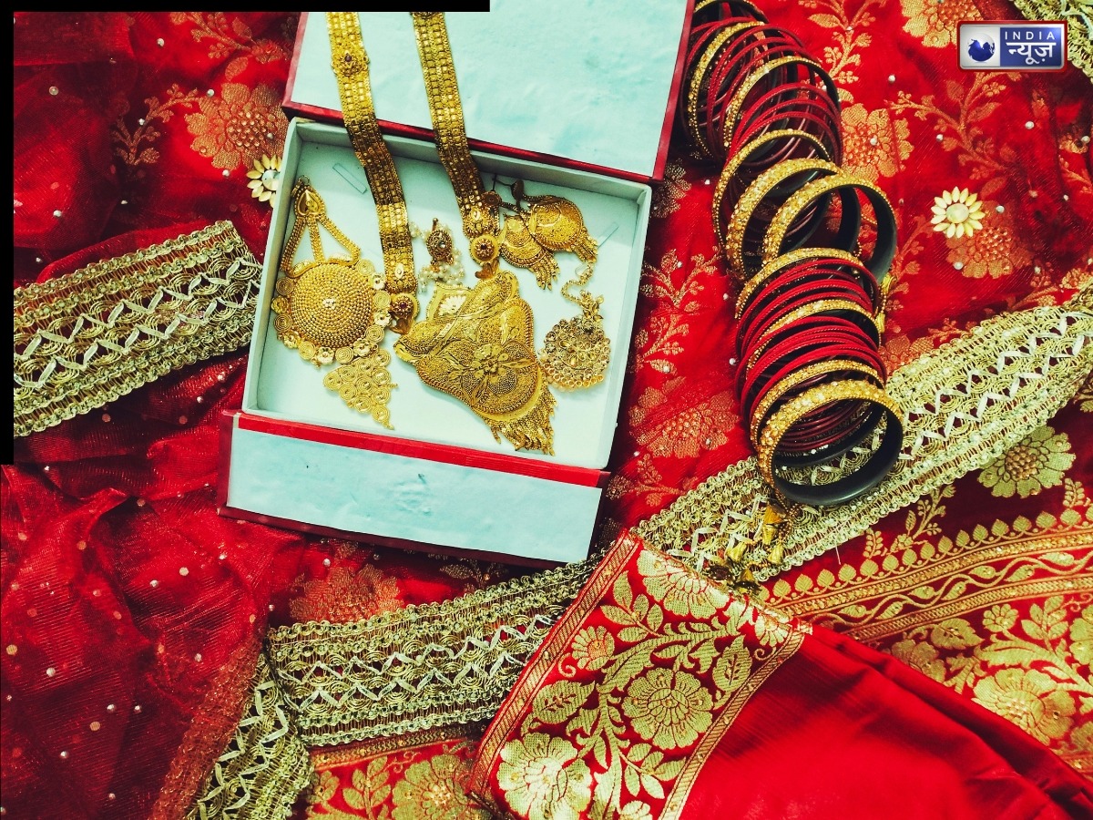 Gold Investment for Marriage: बच्चे की शादी के लिए पहले से ही खरीदना चाहते हैं सोना? जानें क्या वाकई अब कर लेना चाहिए गोल्ड में निवेश
