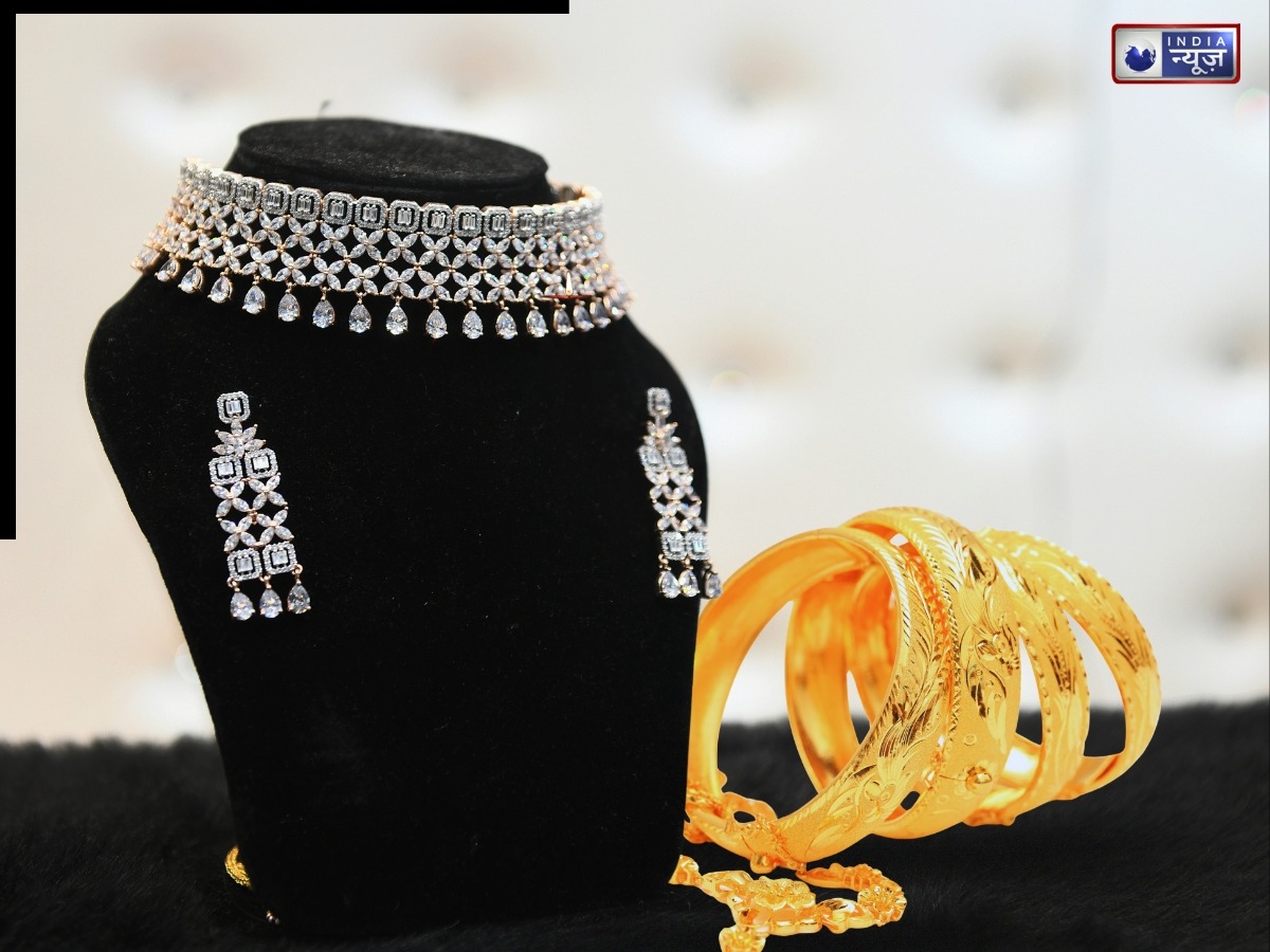 शादी के लिए ले रहे हैं सोना-चांदी? इन 4 चीजों का जरूर रखें ध्यान, संतुष्ट होने के बाद ही करें ज्वेलरी की शॉपिंग