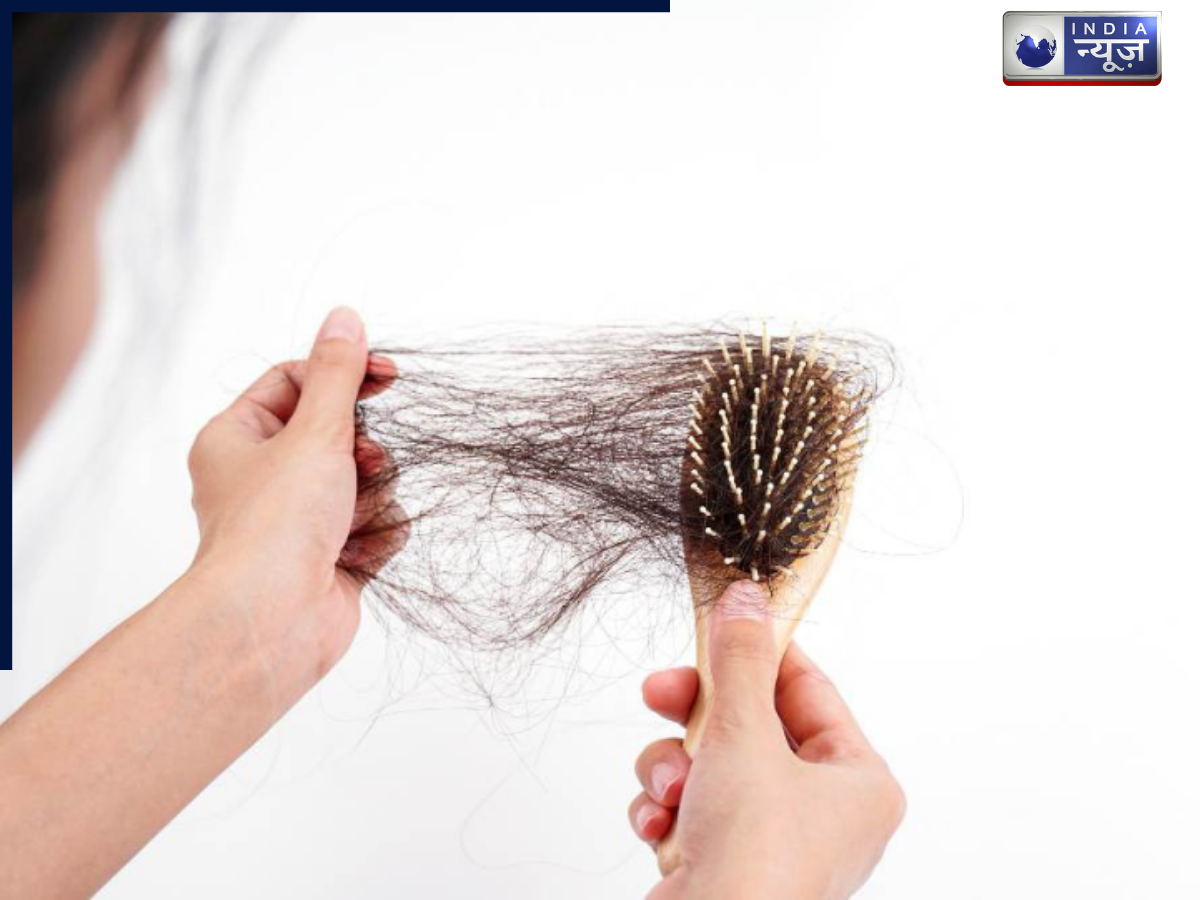 अगर आपके भी बाल झड़ रहे हैं, तो अपनी डाइट में शामिल करिये ये सुपरफूड्स