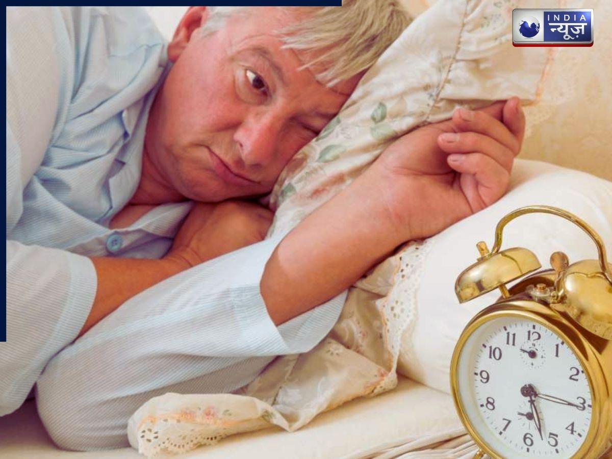 क्या आपकी नींद भी आधीरात को टूटती है, 60 साल के बाद जल्दी उठना बेहतर है या ज्यादा देर तक सोना?
