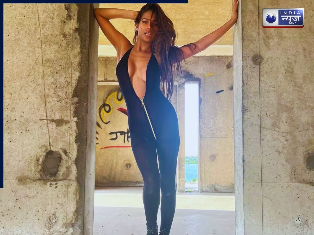 Skin-Colored Bodysuit at Public Park Shoo - Photo Gallery