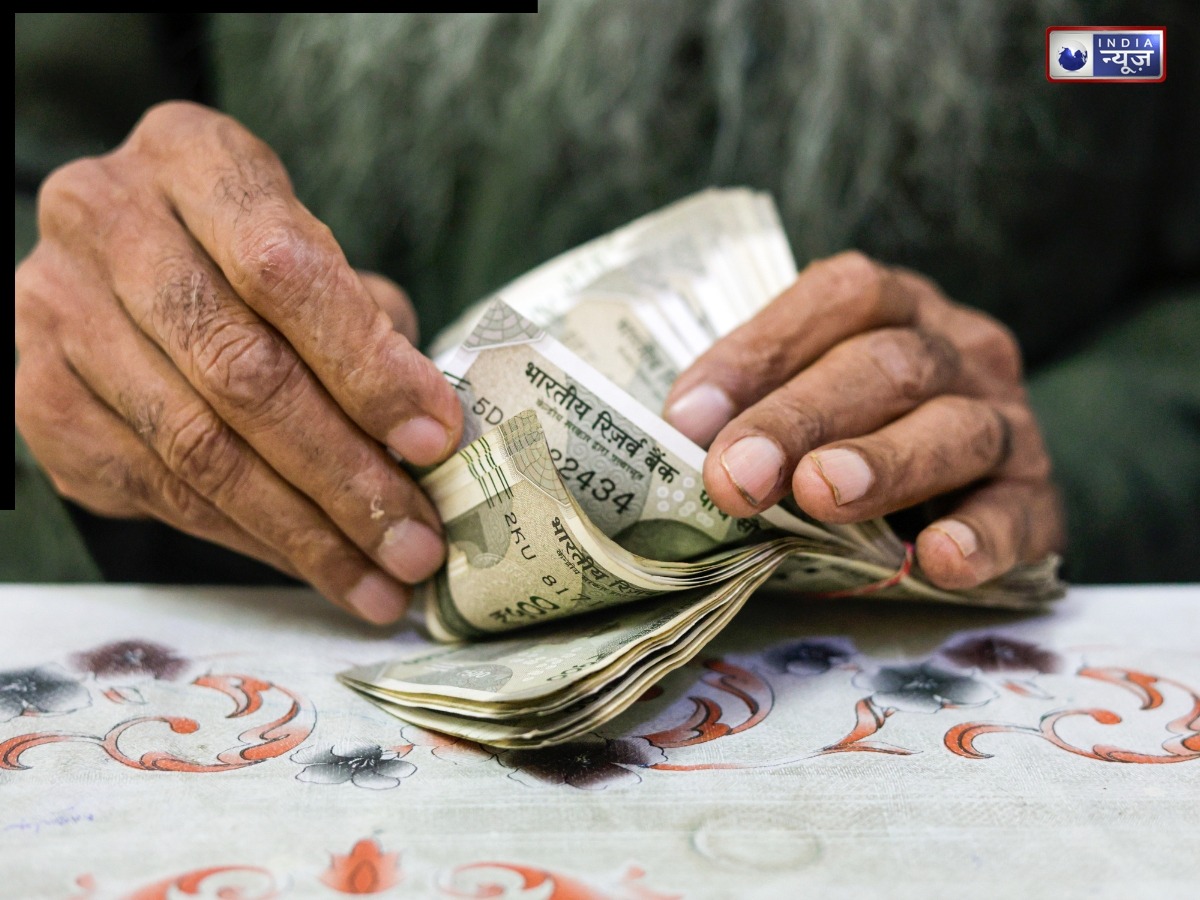 2 लाख महीना कमाने के बाद भी मिडल क्लास की जेबें खाली, CA ने बताई कमाई होने के बाद भी क्यों सफर कर रहे लोग