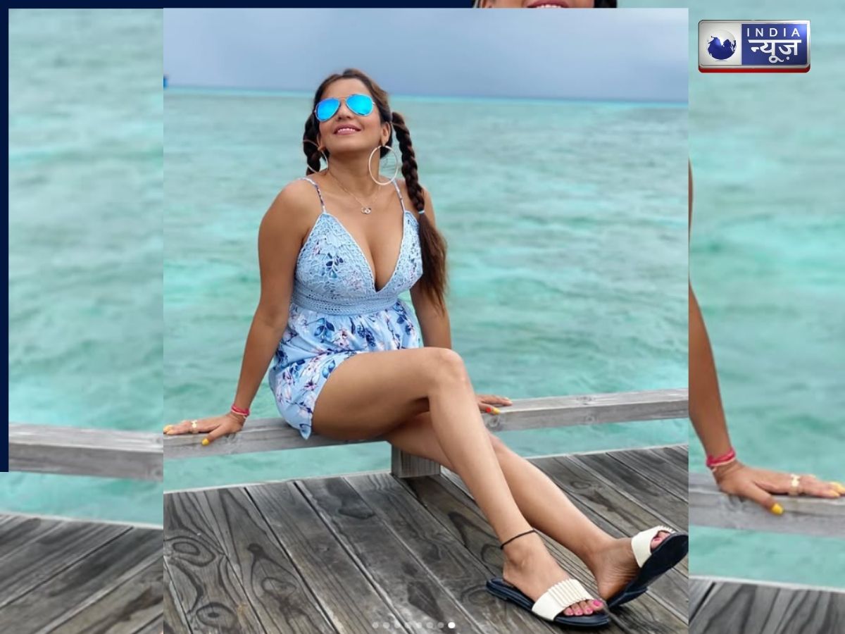 Monalisa in Blue Dress - Photo Gallery