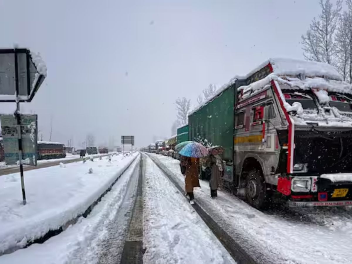 Severe Cold Grips Kashmir As Valley Covered In Snow - Photo Gallery