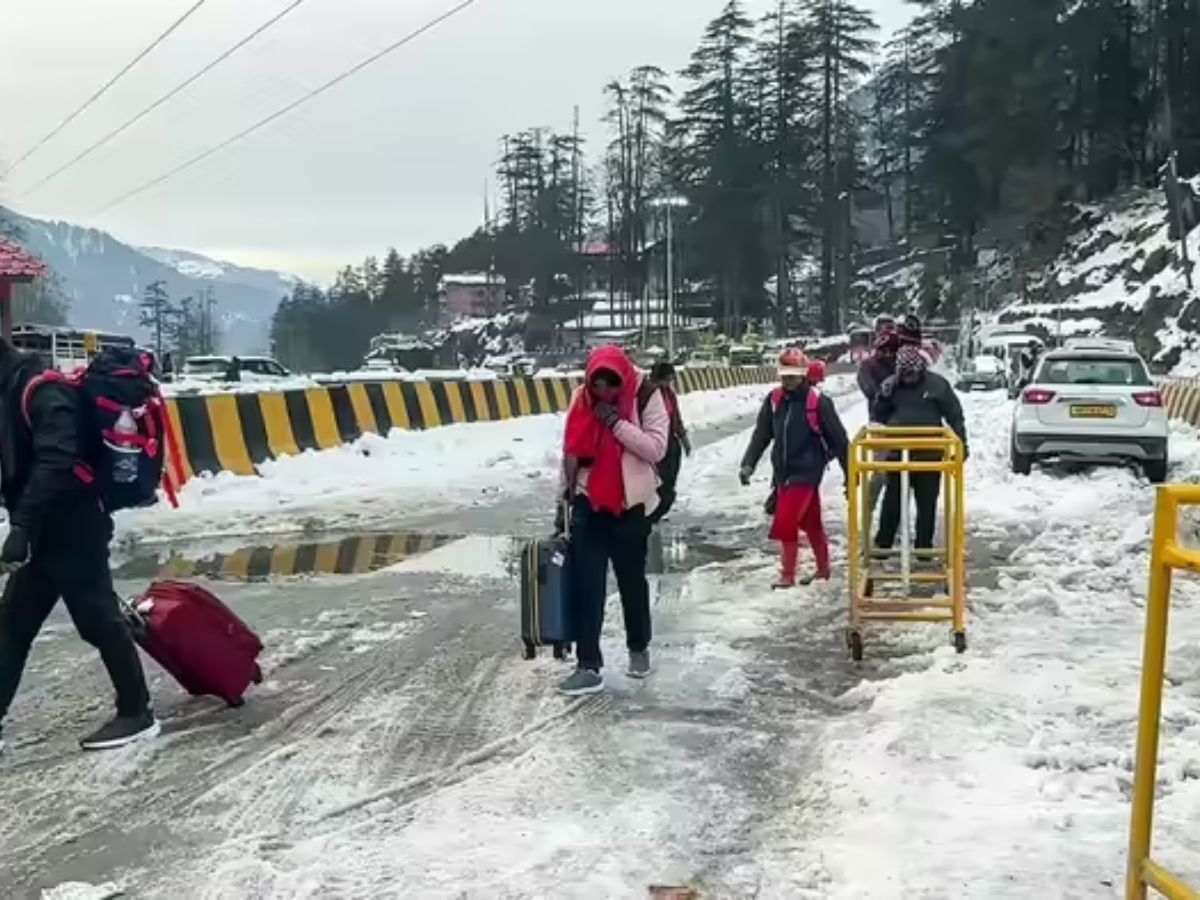 People Forced To Walk Up To 16 Km Amid Heavy Snow - Photo Gallery