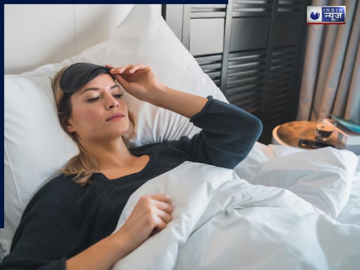 Lack of Sleep: देर रात जागना पड़ सकता है भारी! नींद की कमी से हो सकती है ये खतरनाक समस्या, एक्सपर्ट से जानें बचाव का रास्ता