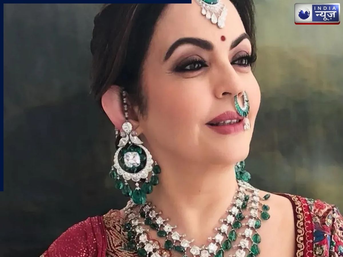 Layered diamond and emerald necklace - Photo Gallery