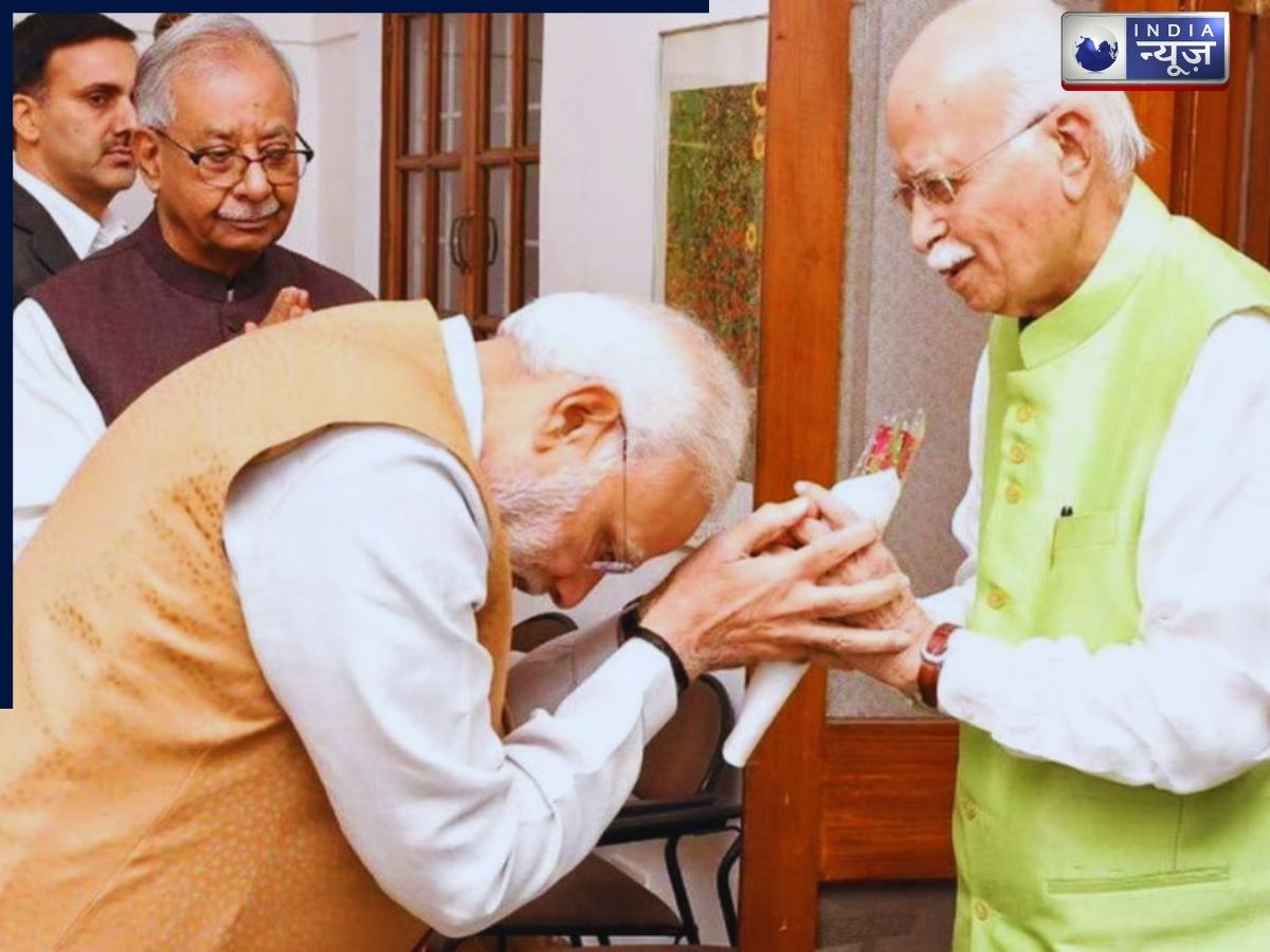 Modi with Lal Krishna Advani - Photo Gallery