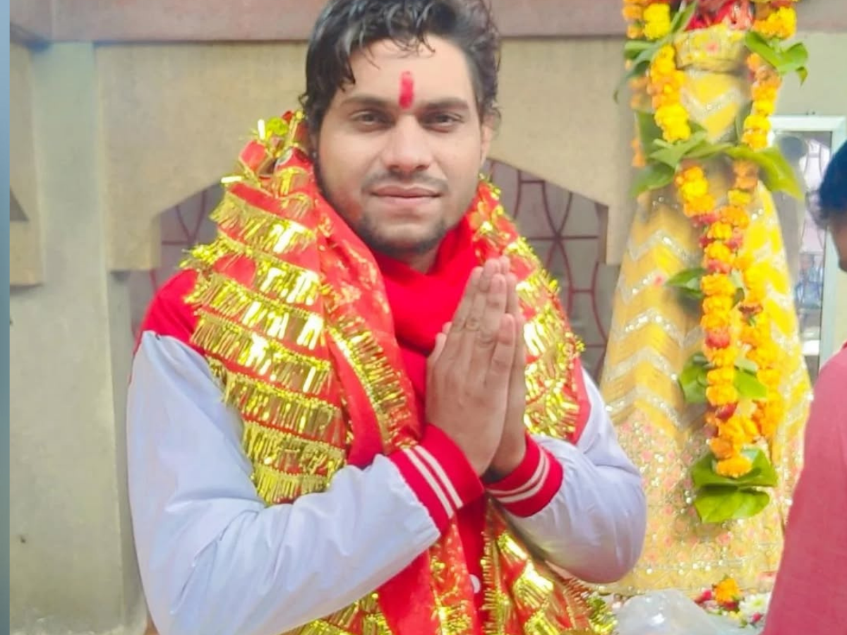 Rajan Rangeela Yadav accuses Gunjan Singh of stealing his song - Photo Gallery